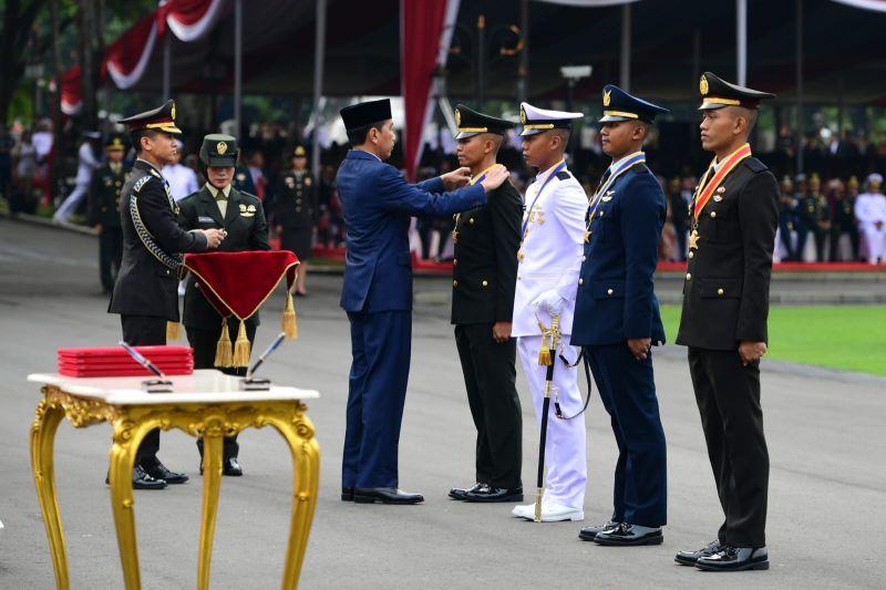 Galuh Peraih Adhi Makayasa TNI-Polri Senang Bisa Ajak Ortu ke Istana