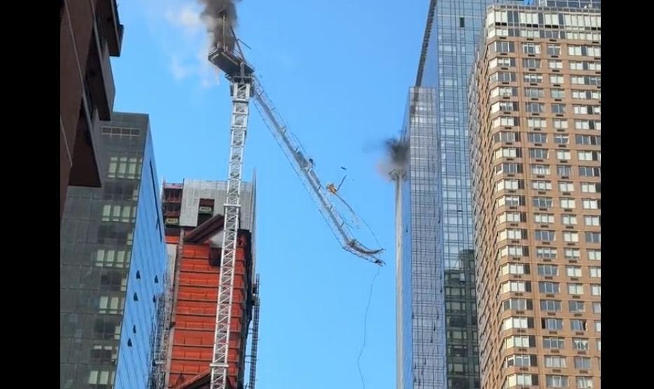 Robohnya Crane di New York Diduga karena Kebocoran Cairan Hidrolik