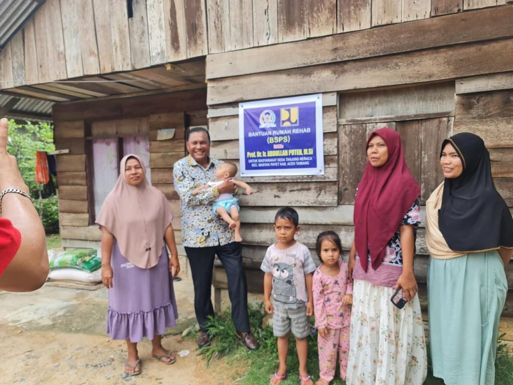 Abdullah Puteh Serahkan Bantuan Aspirasi Rehab Rumah BSPS di Aceh Tamiang