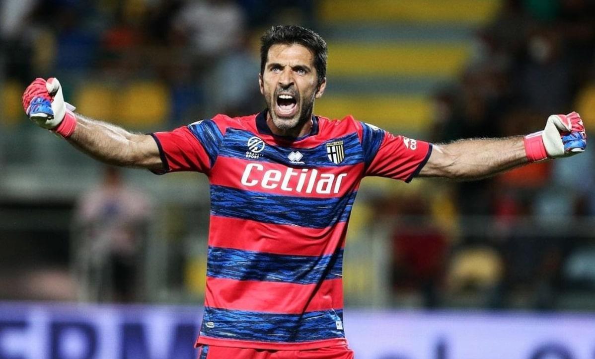 Kiper Legenda Italia Gianluigi Buffon Resmi Gantung Sepatu