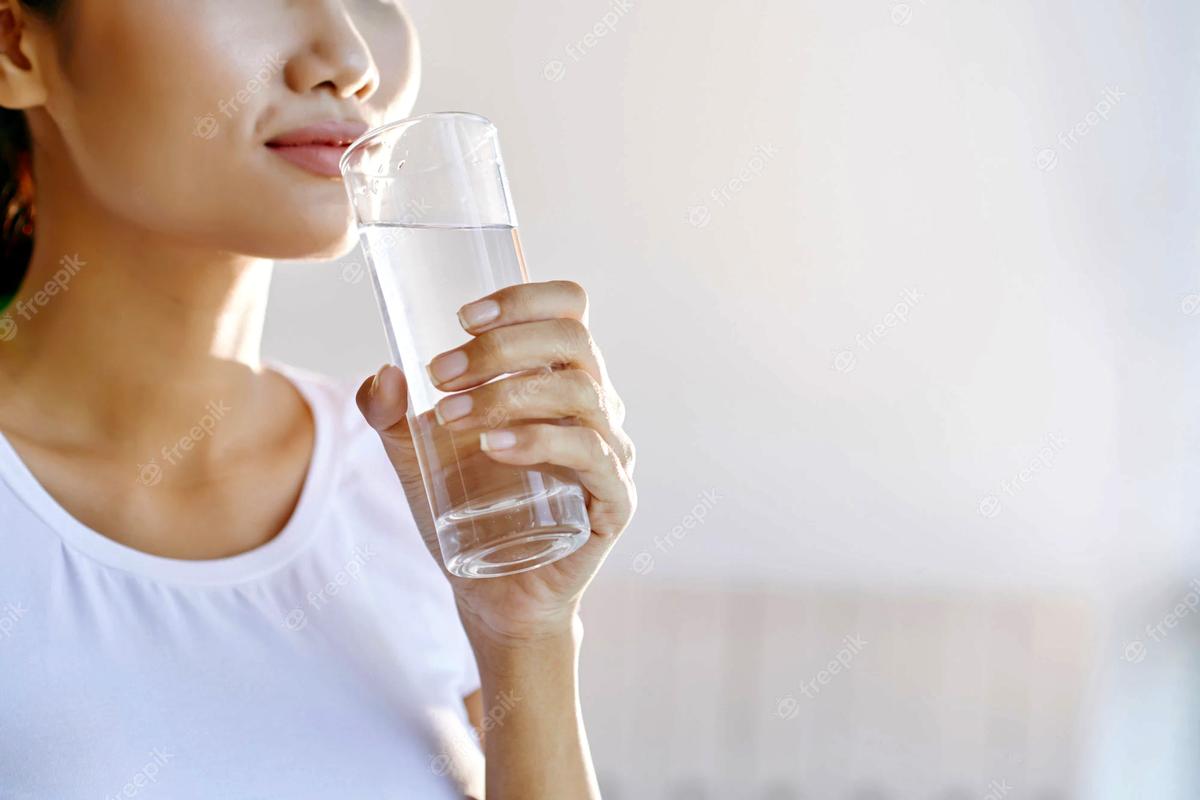Ini Waktu dan Takaran Terbaik Minum Air Putih