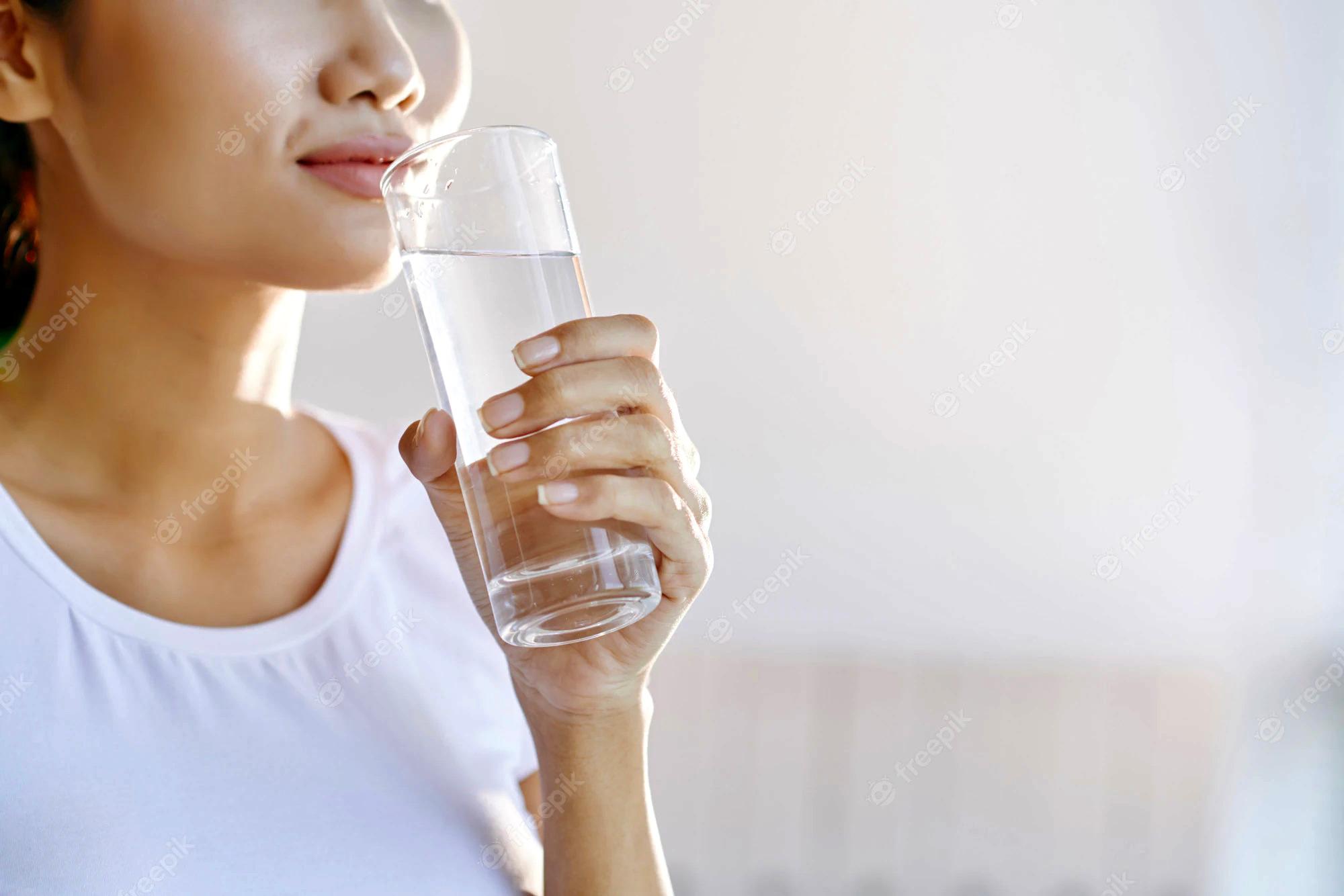 Ini Waktu dan Takaran Terbaik Minum Air Putih