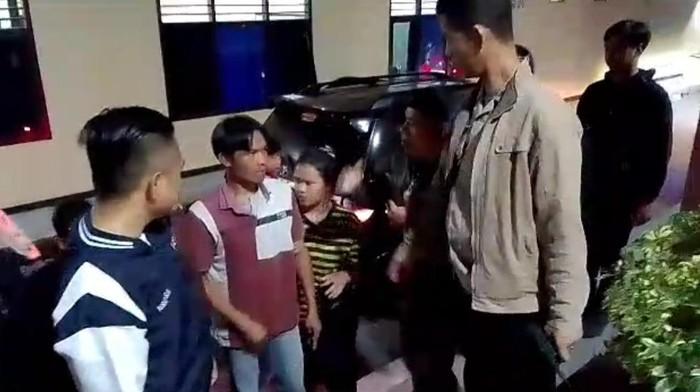 Ortu Siswa Ketapel Mata Guru hingga Buta Serahkan Diri ke Polisi