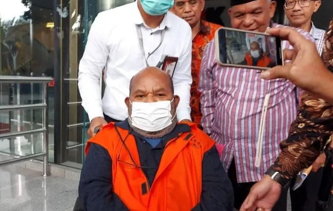 Curiga Cuman Trik, MAKI Minta KPK Tegas soal Kelakuan Jorok Lukas Enembe