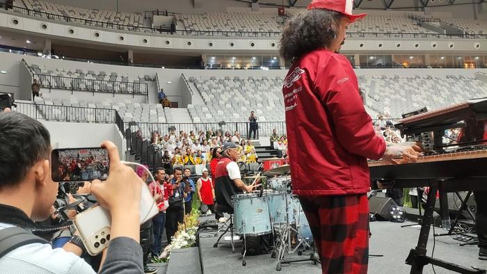 Seloroh Jokowi Bandingkan Aksi Tabuh Drum Menteri Basuki dengan John Bonham