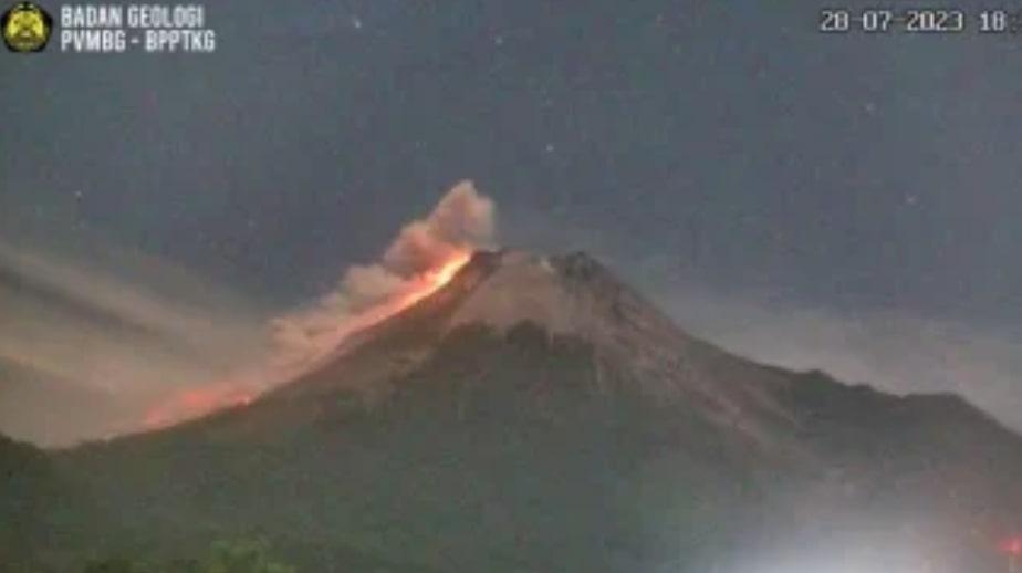 BPPTKG Sebut Gunung Merapi 13 Kali Luncurkan Guguran Lava Pijar