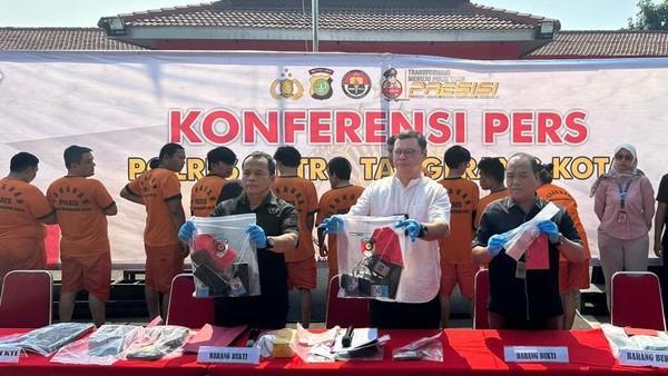 Bikin Resah! 10 Wartawan Gadungan Peras Korban Rp1 Miliar Diringkus Polisi