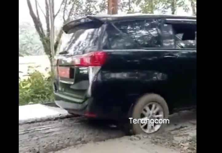 Viral Mobil Dinas Kadispora Lubuklinggau Terobos Jalan Cor hingga Rusak