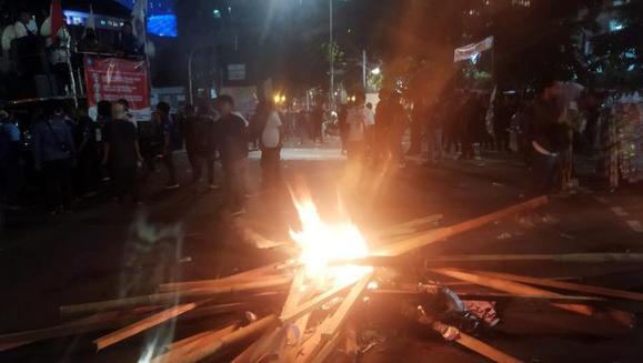 Massa Buruh Masih Bertahan di Patung Kuda Bakar Ban dan Bambu