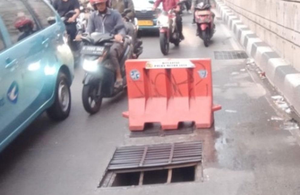 Awas! Ada Lubang Gorong-gorong Rusak di Underpass Mampang Arah Kuningan