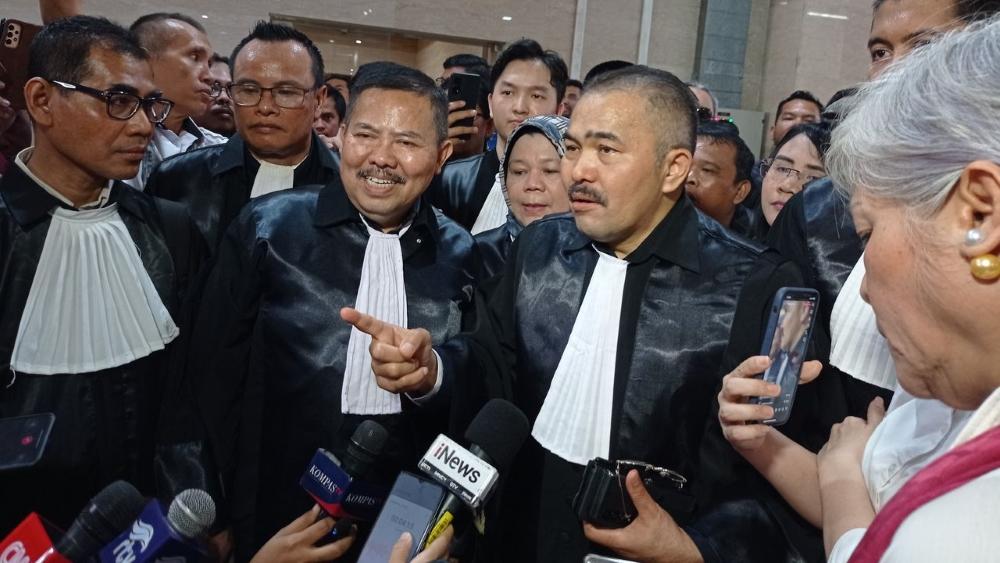 Kamaruddin Simanjuntak Cs Pakai Toga Advokat Sambangi Bareskrim Polri