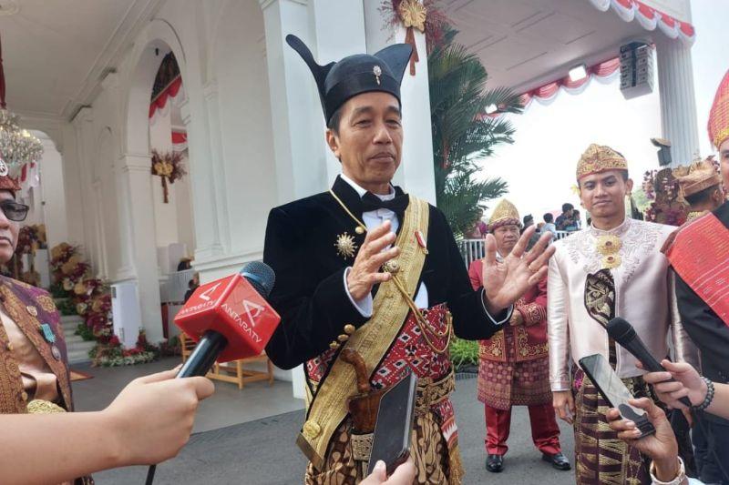 Jokowi Sapa Masyarakat di Istana Merdeka Jelang Upacara HUT ke-78 RI