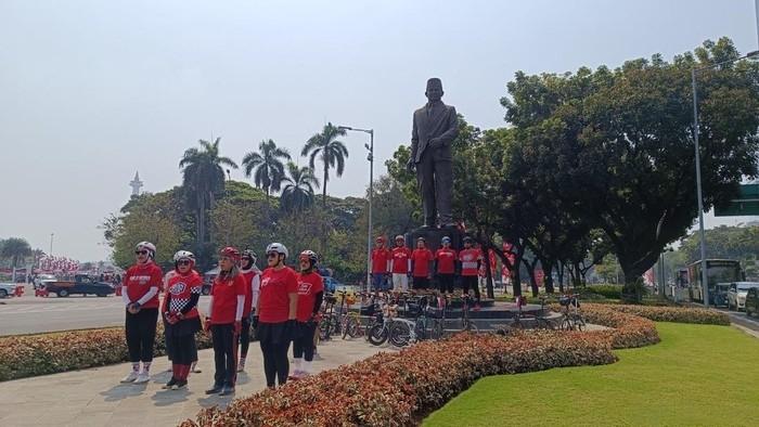 Sikap Sempurna Pesepeda di Kawasan Patung Kuda Lantunkan Lagu Kebangsaan 'Indonesia Raya'