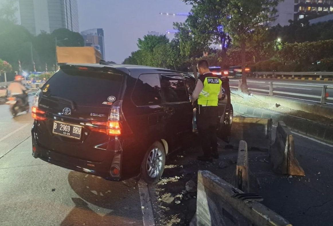 Ada Kecelakaan Avanza Hantam Pembatas Jalan TransJakarta di Slipi