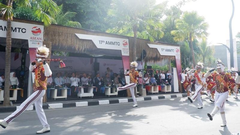 Parade Sambut Kapolri dan Para Delegasi AMMTC di Labuan Bajo