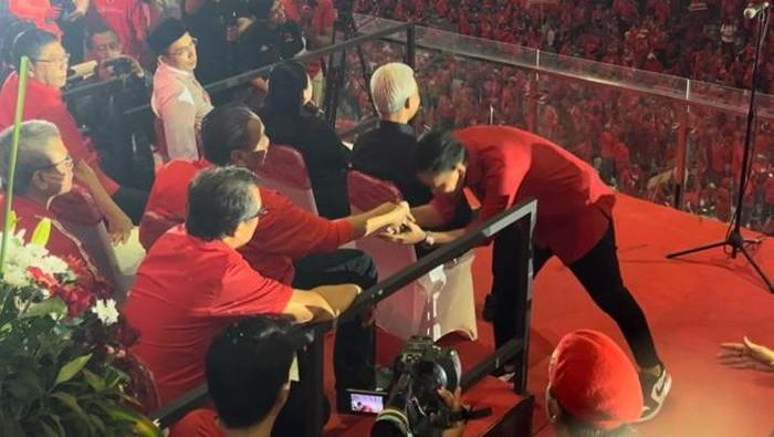 Wali Kota Solo Cium Tangan ke Bambang Pacul Saat Hadiri Apel Siaga Pemenangan Ganjar di Semarang