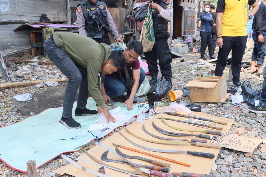 Polisi Gerebek Kampung Bahari, Alat Hisap dan Senjata Tajam Berhasil Disita