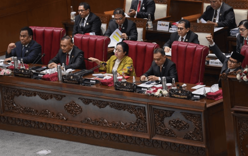 Puan Minta Anggota DPR Tingkatkan Kehadiran dalam Rapat