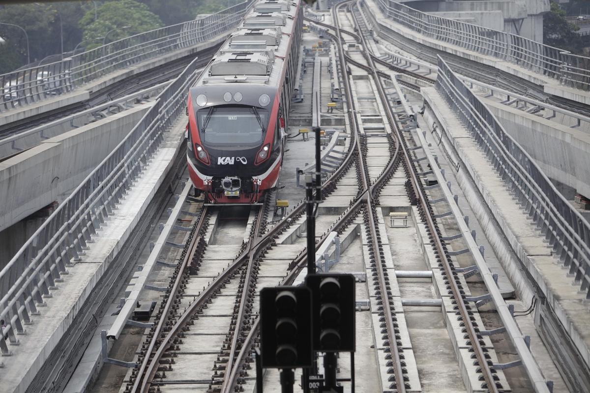 Pintu LRT Jabodebek Pendek Sesuai Standar PT INKA