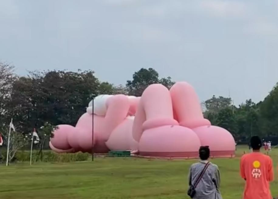 Gokil! Pameran 'KAWS:Holiday' Rangkul Candi Prambanan, Menparekraf: Jadi Daya Tarik Minat Wisatawan