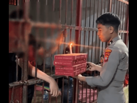 So Sweet! Polisi Ini Berikan Surprise di Hari Ultah Tahanan