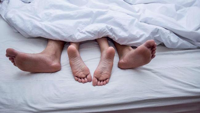 Dengkul Bergetar Saat Orgasme Tanda Kepuasan Lelaki. Ini Faktanya!