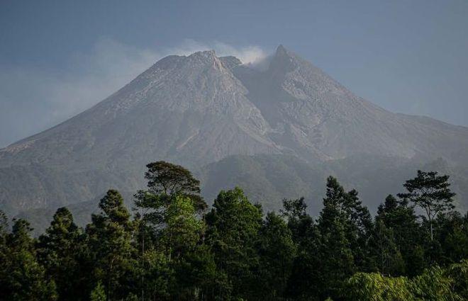 Gunung Merapi 10 Kali Luncurkan Guguran Lava Pijar Sejauh 1,6 km