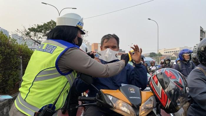 ISPA Meningkat di Depok, Satlantas Polres Bagi-bagi Masker ke Pengendara
