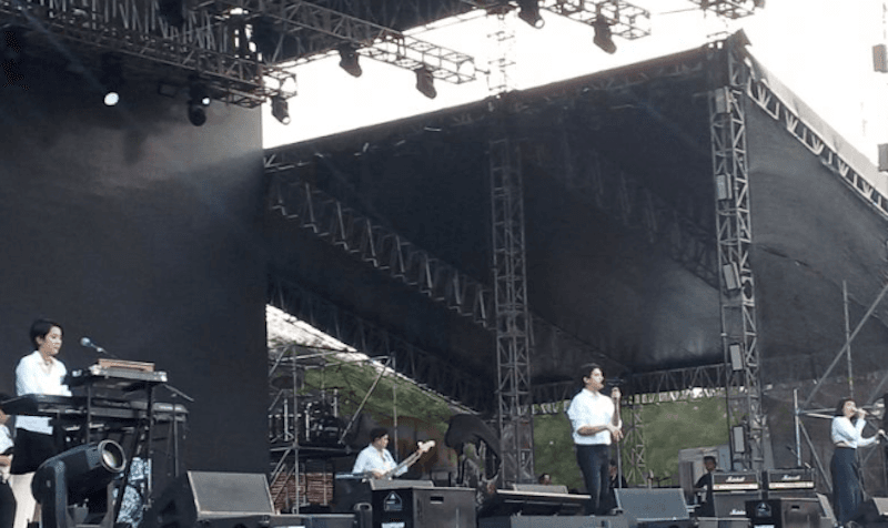 Aksi Melamar di Panggung Hebohkan Konser Hindia di Synchronize Fest