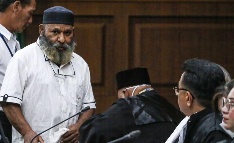 Dicecar Banyak Pertanyaan Oleh Jaksa, Lukas Ngamuk Lempar Mik