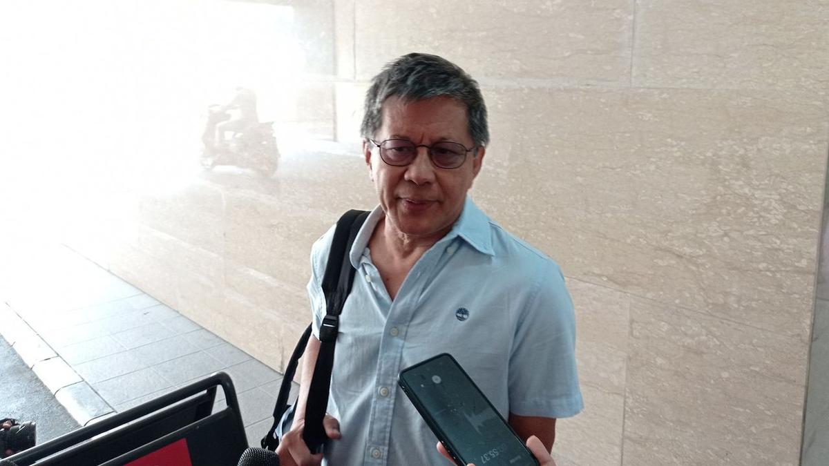 Terima Telepon Sambil Berdansa, Rocky Gerung 'Kegirangan' Penuhi Panggilan Bareskrim Polri