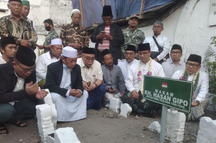 Anies-Cak Imin Ziarah ke Makam Ketum PBNU Pertama di Surabaya