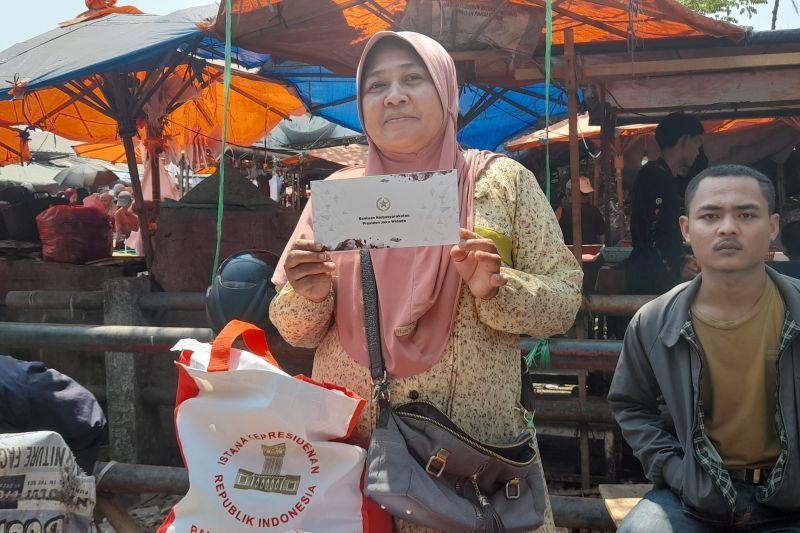Cerita Pedagang Pasar Keranggot Cilegon Senang Dapat Bantuan dari Jokowi