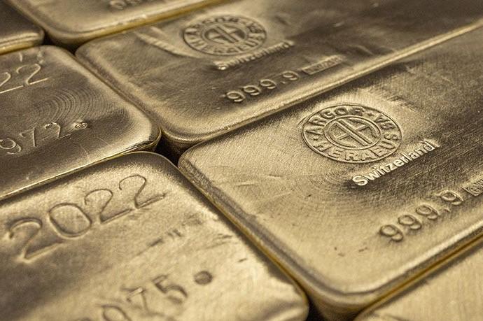 Dolar AS Perkasa, Harga Emas Rontok ke Terendah Tiga Pekan