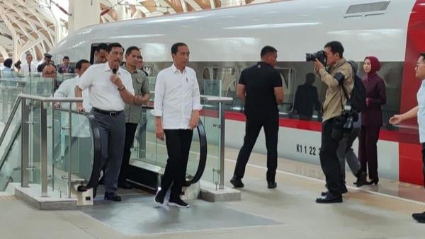 Jokowi Jajal Kereta Cepat Jakarta-Bandung