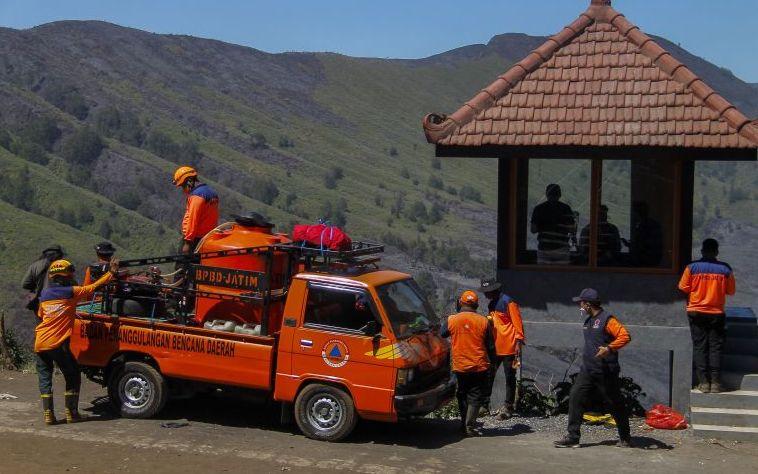 Karhutla Bromo Padam, Satgas Darat Langsung Basahi Lahan Pascakebakaran