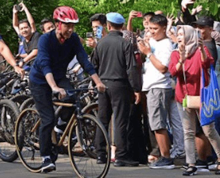 Presiden Jokowi Sapa Warga di Kebun Raya Bogor saat Bersepeda