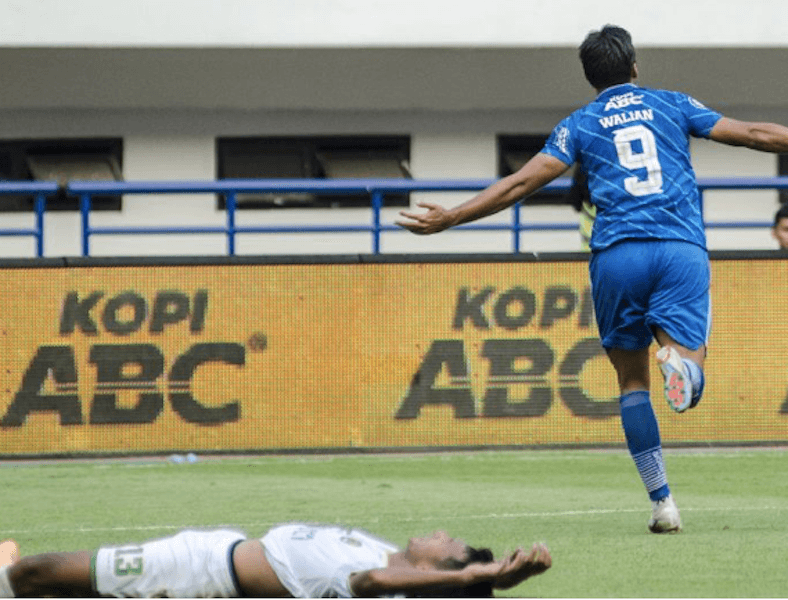 Kerja Keras Pemain Antar Persib Bandung Kalahkan Persikabo 1973