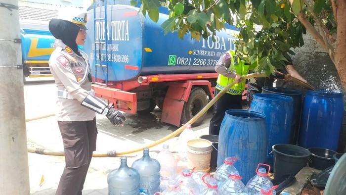 Rayakan HUT ke-68 Lalu Lintas, Polisi Kirim Air Bersih dan Sembako ke Warga Tapos Depok yang Alami Kekeringan