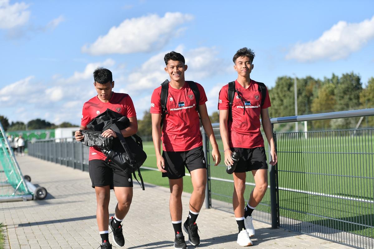 Pemain Timnas Indonesia Sempatkan Waktu Lihat Kandang Borussia Monchengladbach