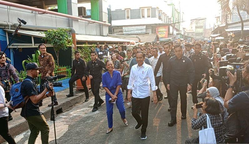 Bagi-Bagi Duit Rp1,2 Juta, Jokowi Tinjau Pasar Bali Mester Jatinegara