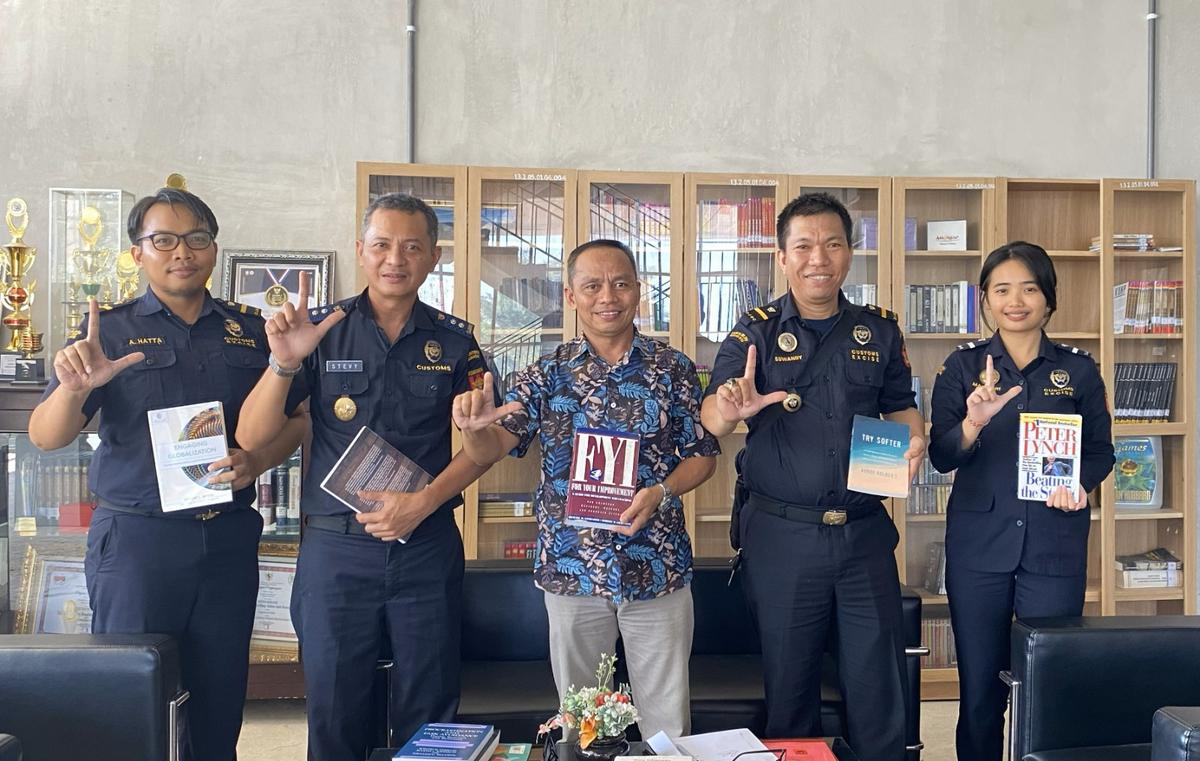 Bea Cukai Hibahkan Puluhan Buku Eks Barang Kiriman Ke Dinas Perpustakaan Kota Makassar