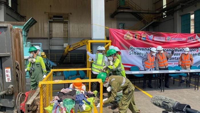 Polda Kaltara Musnahkan 1.978 Bal Baju Impor Bekas Ilegal Milik Oknum Polisi