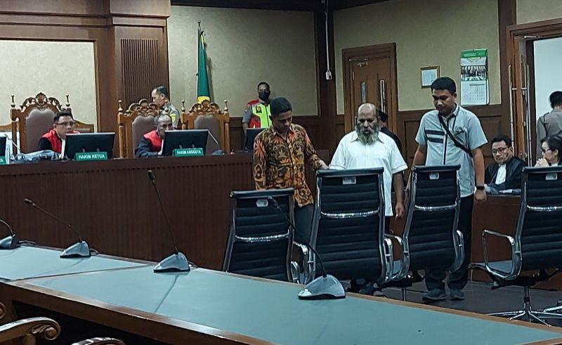 Mantan Gubernur Papua Minta Maaf Sering Emosi di Persidangan