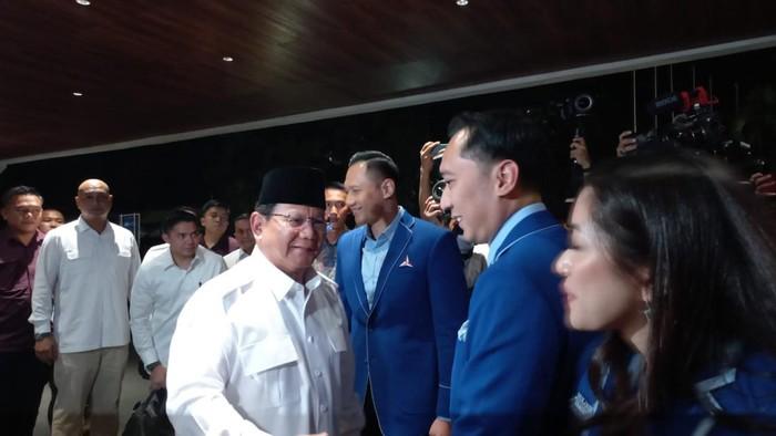 Tiba di Rapimnas Demokrat, Prabowo Disambut AHY dan Ibas