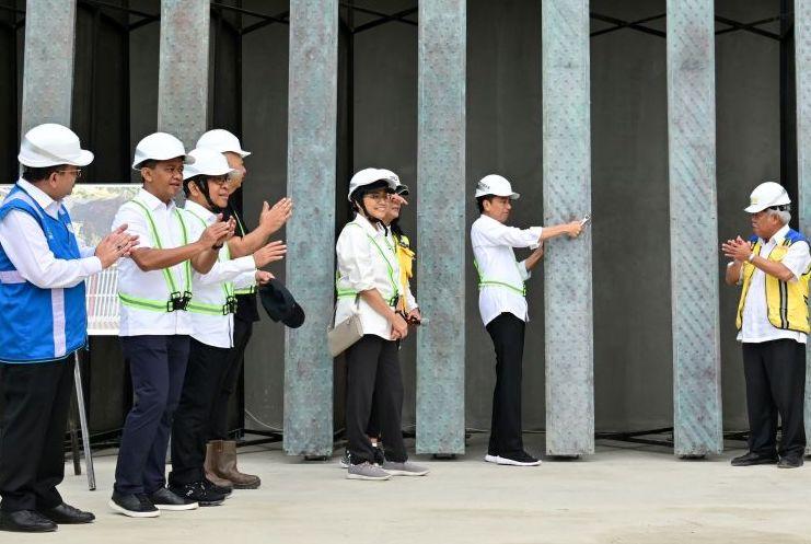 Jokowi Pasang Bilah Pertama Garuda di Kantor Presiden IKN