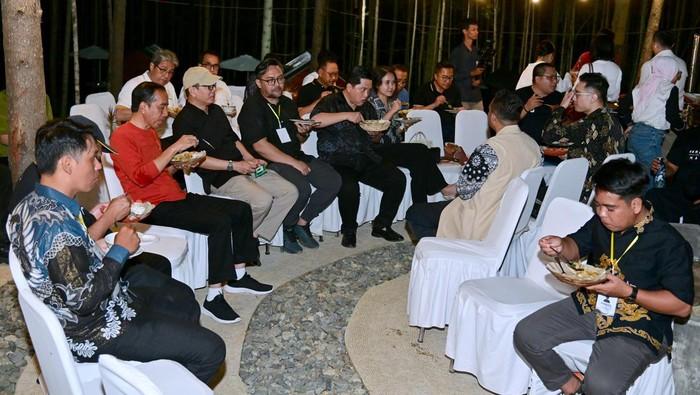 Jokowi Nikmati Nasi Goreng di IKN Bareng Menteri dan Penggiat Seni