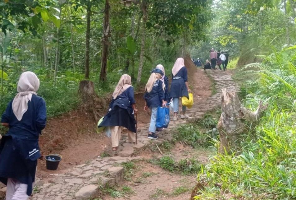 Berburu Durian, Wisatawan Berbondong-Bondong Kunjungi Badui
