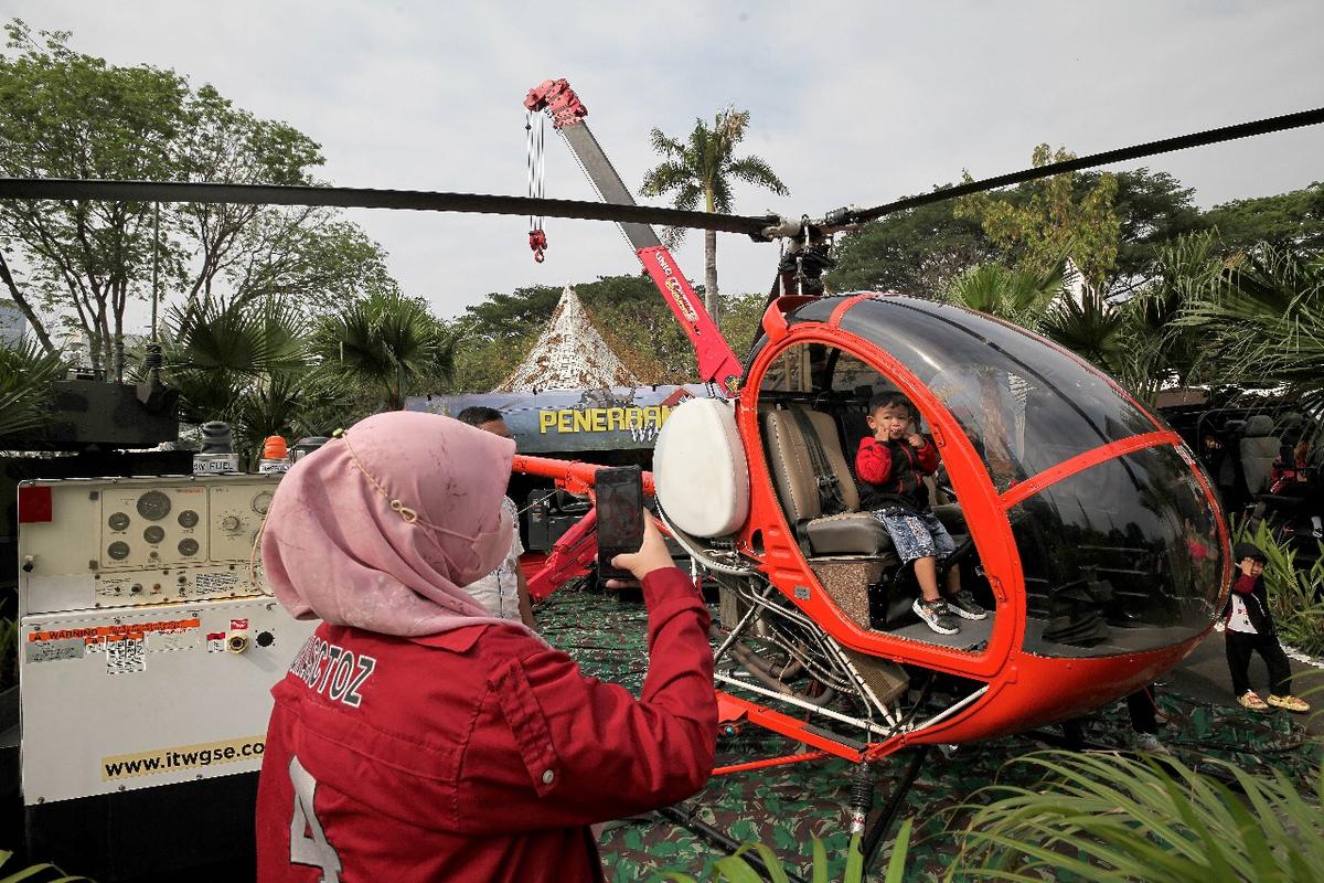 Potret Warga Jajal Alutsista TNI yang Dipamerkan di Monas