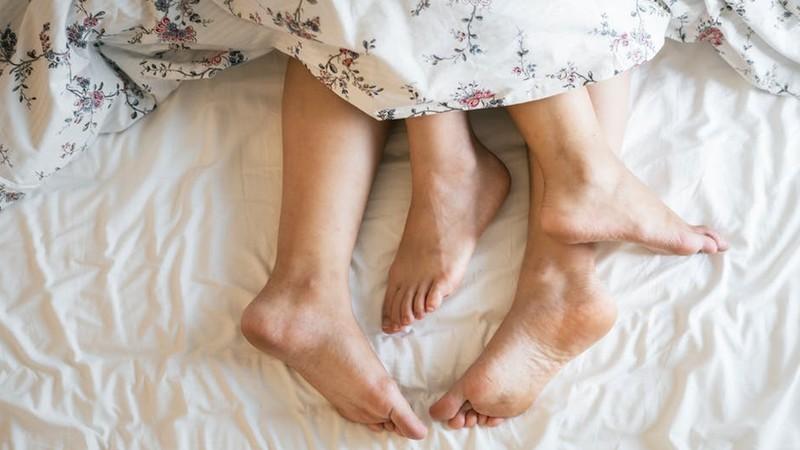 Ini Manfaat Kontak Mata dengan Pasangan Saat Berhubungan Intim